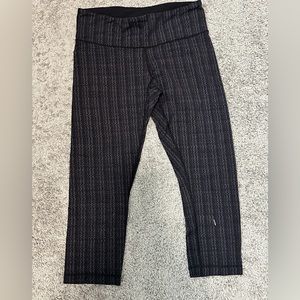 Lululemon size 6 checkered with small flaw 7/8 crop